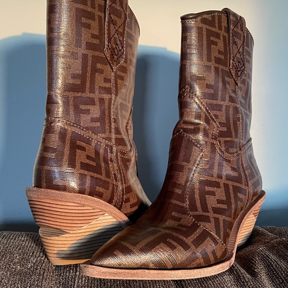 Bought them worn only a few bottom scuffs but otherwise GORGEOUS & barely worn!